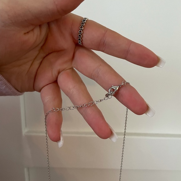Never worn, perfect condition, silver chain - Picture 4 of 7